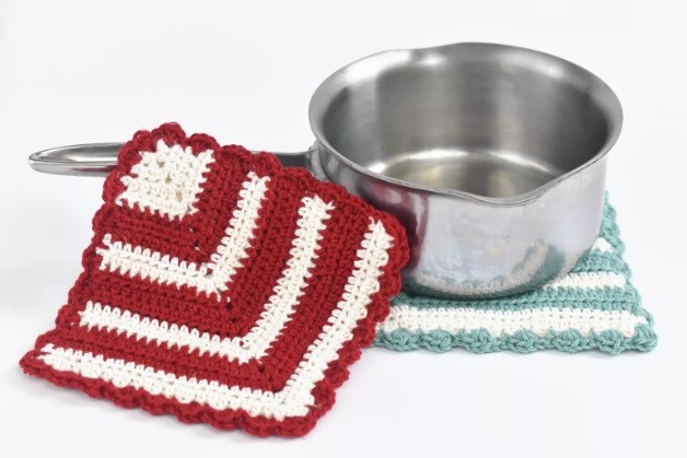 Helping our users. ​Double-Colored Crochet Pot-Holder.