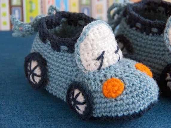 Creative Knitting Instructions for Adorable Booties with Colorful Details Creative Knitting Instructions for Adorable Booties with Colorful Details