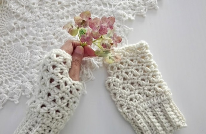Helping our users. ​White Shells Crochet Fingerless Gloves.