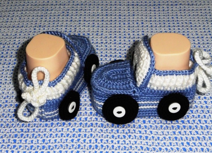 Creative Knitting Instructions for Adorable Booties with Colorful Details Creative Knitting Instructions for Adorable Booties with Colorful Details