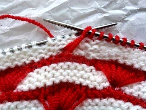 Step-by-Step Guide to Knitting Floral Patterns with Two Colors of Yarn