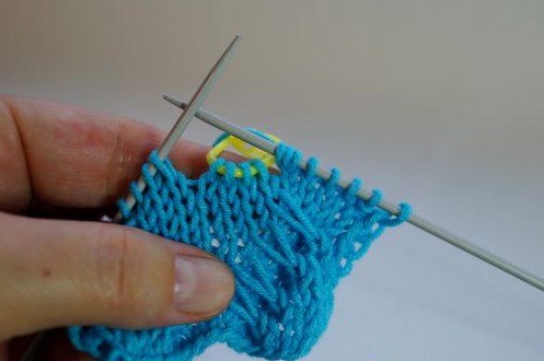 Detailed Guide to Knitting a Beautiful Pattern with Sts and Yarn Overs Detailed Guide to Knitting a Beautiful Pattern with Sts and Yarn Overs