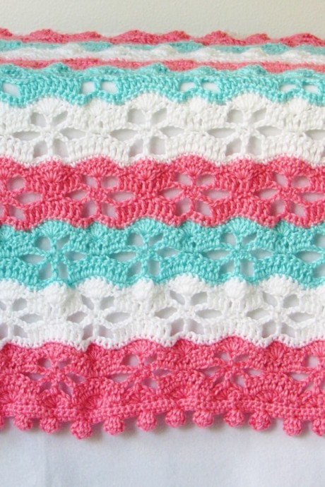 Helping our users. ​Crochet Blanket with Flowered Pattern.