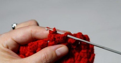 Complete Guide to Crochet a Charming Strawberry Oven Cloth with Leaves Complete Guide to Crochet a Charming Strawberry Oven Cloth with Leaves