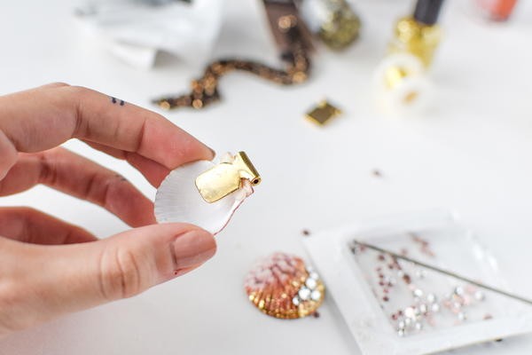 ​Necklace with Sparkling Shell