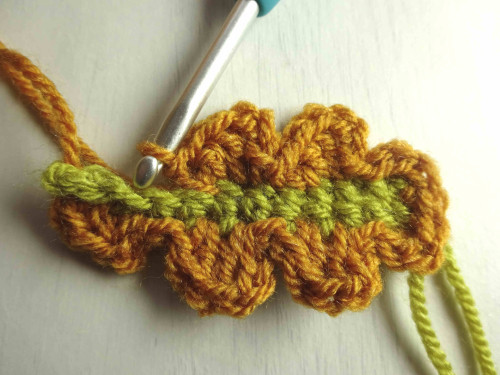 Helping our users. ​Crochet Leaves and Acorns Garland.