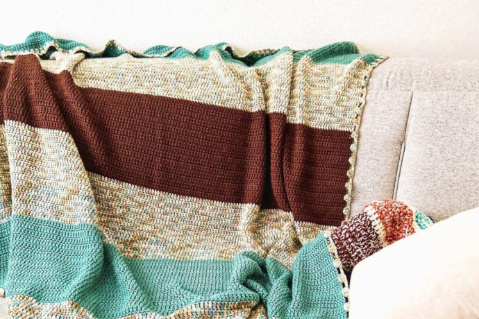 ​Simple Crochet Sofa Throw