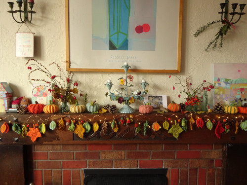 Helping our users. ​Crochet Leaves and Acorns Garland.