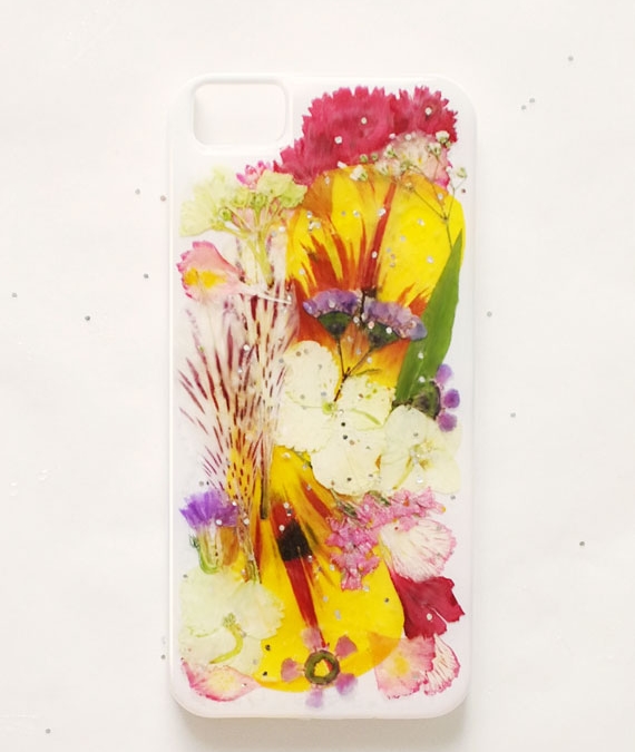 ​Hand-made Phone Case With Pressed Flowers