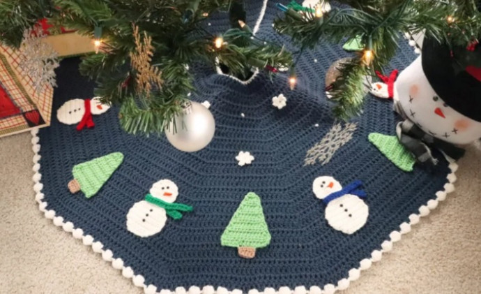 Crochet Christmas Tree Skirt with Ornaments