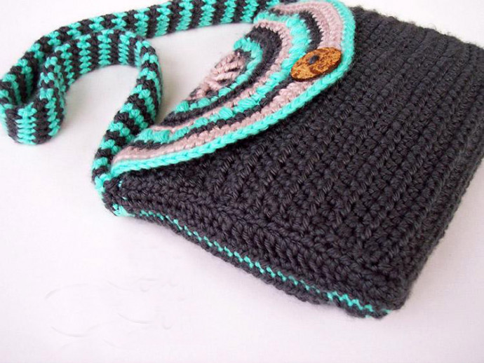 Step-by-Step Guide to Crocheting a Stylish Purse with Flap and Strap