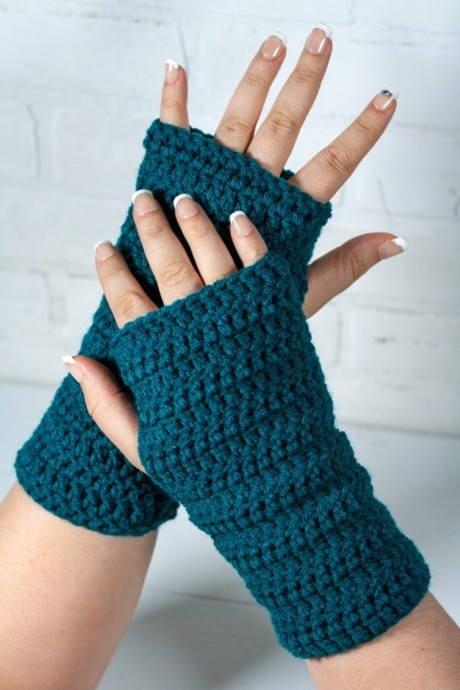 Helping our users. ​Very Simple Crochet Fingerless Gloves.