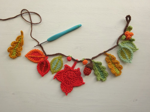 Helping our users. ​Crochet Leaves and Acorns Garland.