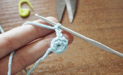 Complete Guide to Crocheting a Beautiful Child's Bonnet with Yarn Complete Guide to Crocheting a Beautiful Child's Bonnet with Yarn