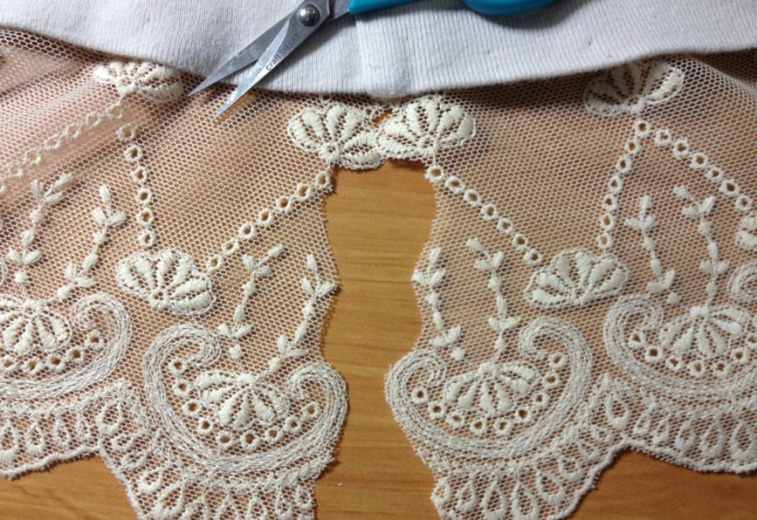 ​Lace Decoration of Pullover