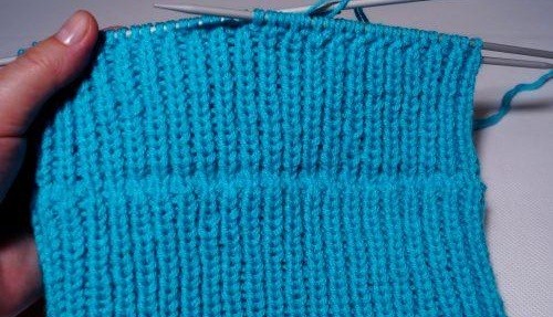 Complete Guide to Knitting a Stylish Baby Hat with Pompom Using Blue and White Yarn Complete Guide to Knitting a Stylish Baby Hat with Pompom Using Blue and White Yarn