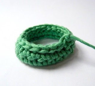 Create a Beautiful Crochet Necklace with Saffron Cotton Yarn: Step-by-Step Instructions