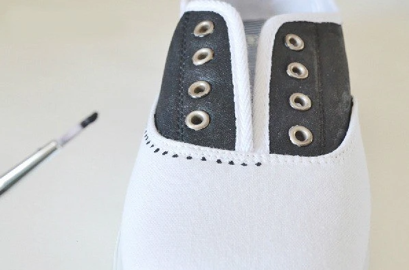 How to Decorate Ordinary Sneakers