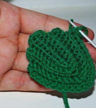 Complete Guide to Crochet a Charming Strawberry Oven Cloth with Leaves Complete Guide to Crochet a Charming Strawberry Oven Cloth with Leaves