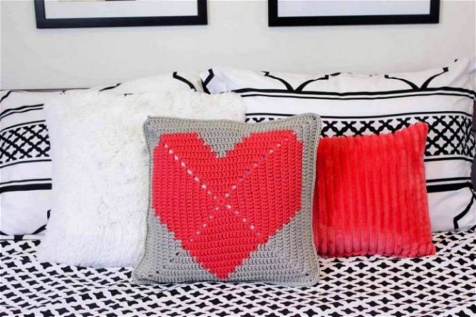 House or Dorm-Warming Crochet Pillow Pattern