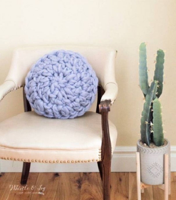 Round Super Chunky Crochet Pillow