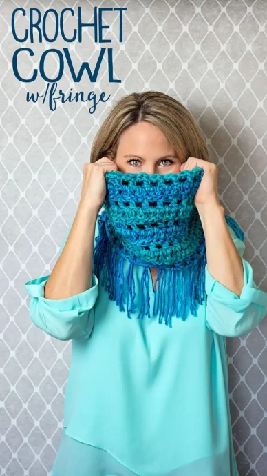 Quick and Easy Crochet Cowl with Adorable Fringe Embellishments Quick and Easy Crochet Cowl with Adorable Fringe Embellishments