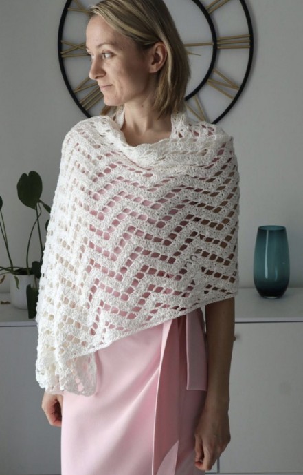 Discover the Elegance of the Verglas Shawl – A Timeless Accessory for Every Occasion Discover the Elegance of the Verglas Shawl – A Timeless Accessory for Every Occasion