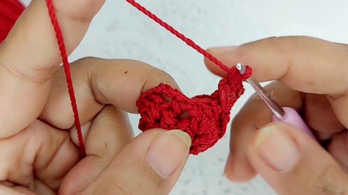 Create Your Own Adorable Crochet Mini Strawberry Pouch – A Step-by-Step Guide