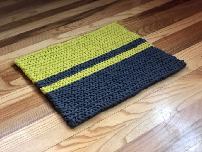 Create a Stunning Crochet Rug: A Beginner's Guide to Crafting with Colorful Yarn