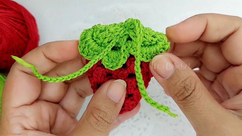 Create Your Own Adorable Crochet Mini Strawberry Pouch – A Step-by-Step Guide