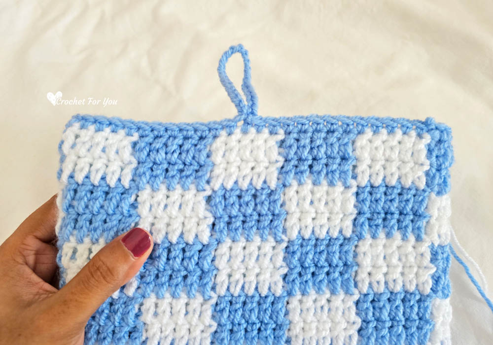 Create a Cozy Crochet Checkered Book Sleeve &ndash; Stylish Accessory for Book Lovers