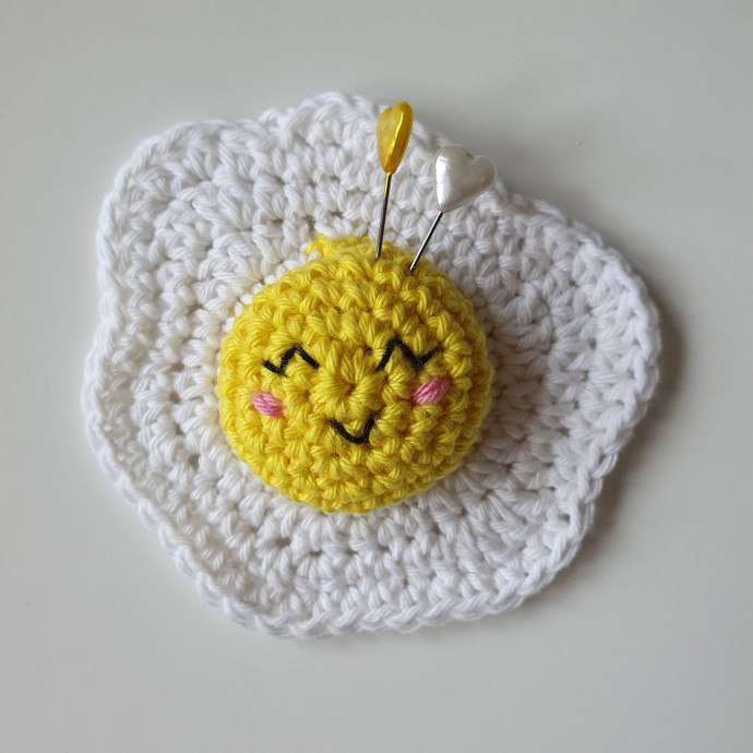 Create Your Own Adorable Crochet Fried Egg Pin Cushion: A Fun and Whimsical Crafting Project