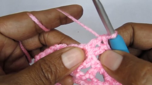 Create Beautiful Crocheted Roses with Leaves – A Step-by-Step Guide