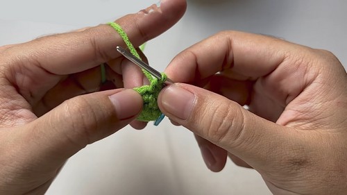 Create a Beautiful Crochet Mini Flower Bouquet Keychain - A Step-by-Step Guide