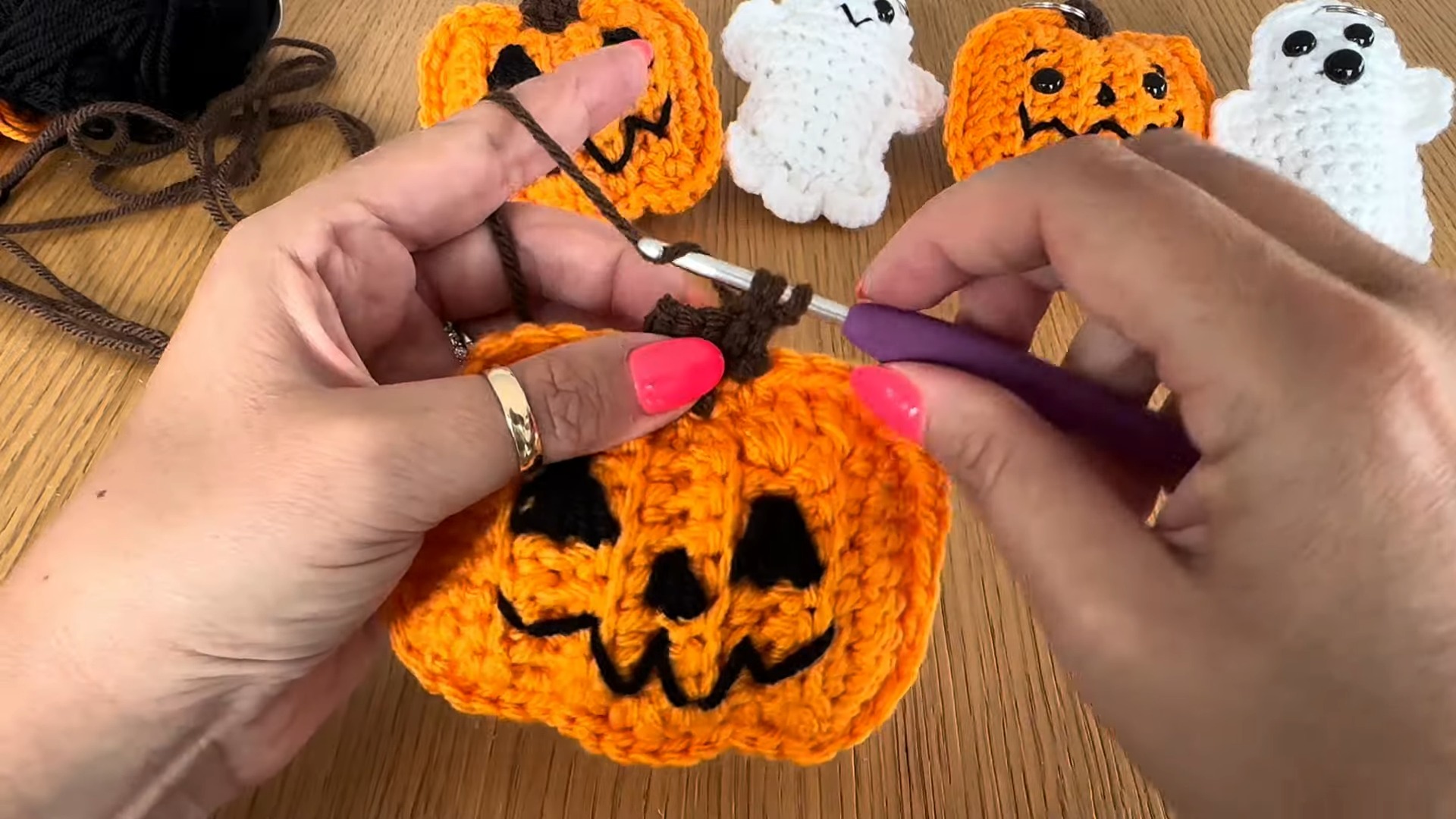 Crochet Jack O&rsquo; Lantern Keychain with Customizable Face