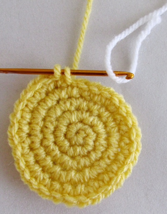 Create Charming Crochet Amigurumi Daisy Pincushions for Your Crafting Space