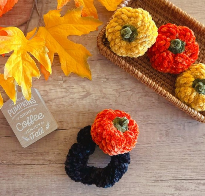 Crochet Pumpkin Scrunchie (Free Pattern)