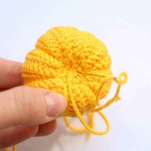 How to Crochet a Charming Pumpkin for Autumn Decor - A Step-by-Step Guide