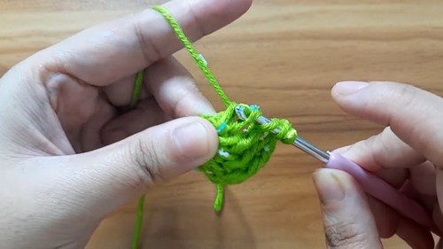Create a Beautiful Crochet Bow: A Step-by-Step Guide to Adding Elegance to Your Projects
