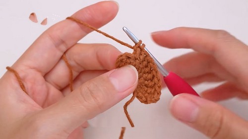 Create Your Own Crochet Travel Hug Bear Ear Pod&#039;s Pouch for Effortless Organization
