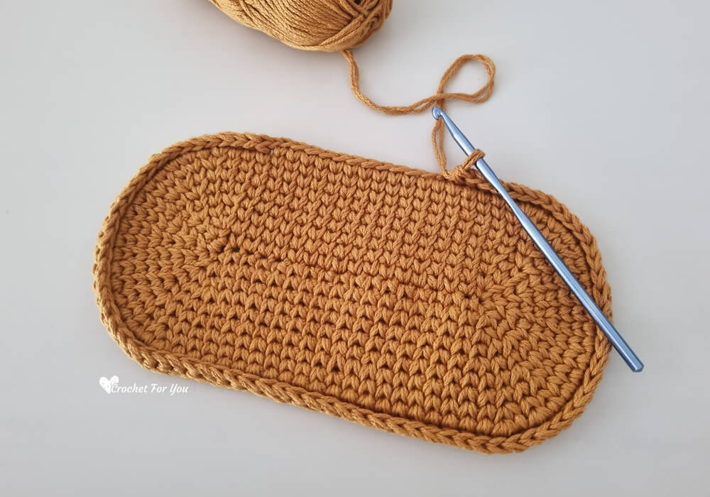 Create a Stylish Oval Mini Crochet Tray: A Perfect DIY Décor Project