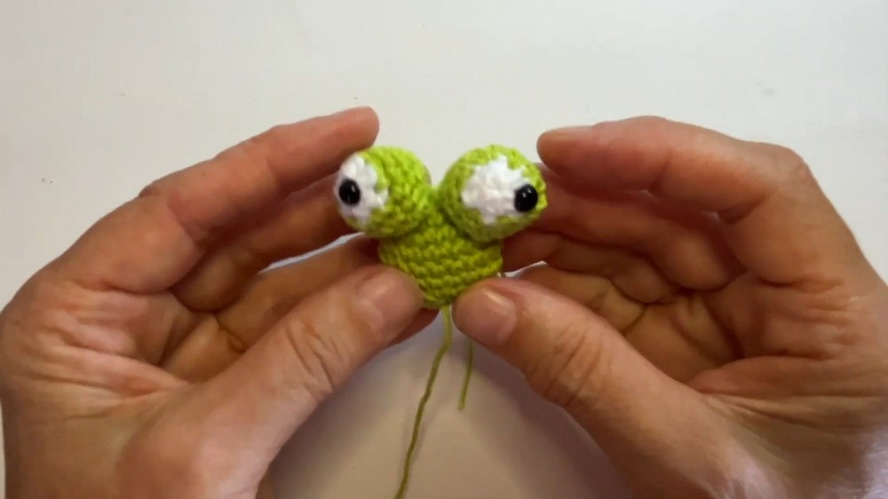 Craft Your Own Adorable Crochet Frog Amigurumi Bookmark for a Whimsical Reading Experience