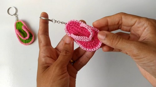 Craft Your Own Adorable Crochet Finger Slipper Keychain for Fun and Practicality