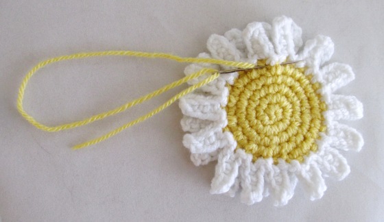 Create Charming Crochet Amigurumi Daisy Pincushions for Your Crafting Space