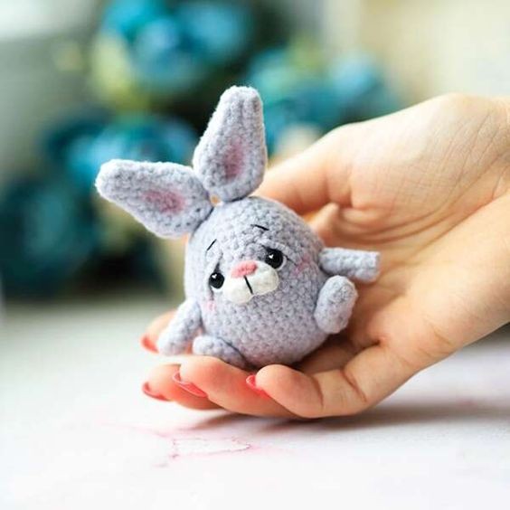 Create Your Own Adorable Gray Egg-Shaped Rabbit with This Easy Crochet Pattern