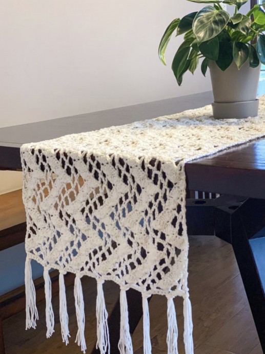 Free Crochet Pattern: Zigzag Table Runner