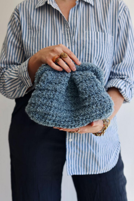 Crochet Sherpa Dumpling Clutch: Stylish and Cozy Accessory for Every Occasion
