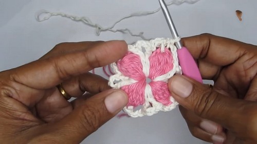 Create Beautiful Crochet Mini Puff Flower Granny Squares for Your Projects