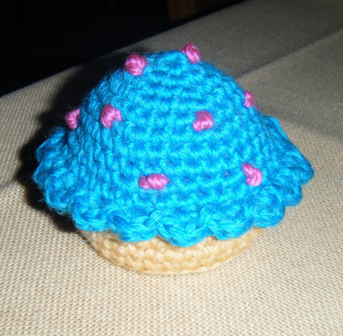 Create Your Own Crochet Blueberry Frosted Cupcake Pincushion – A Fun and Practical Sewing Essential