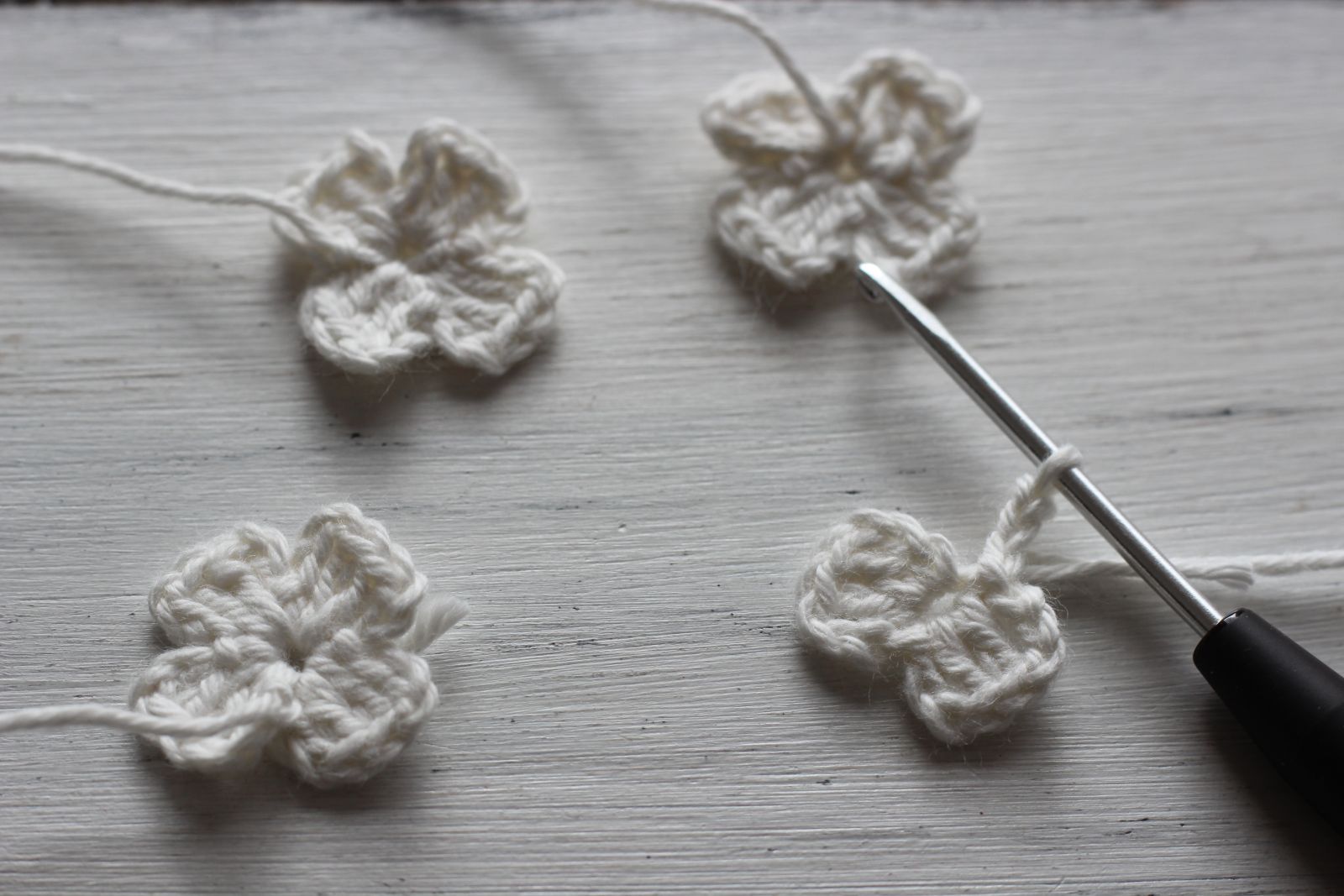Create an Adorable Crochet Doll's Handbag with Detailed Instructions